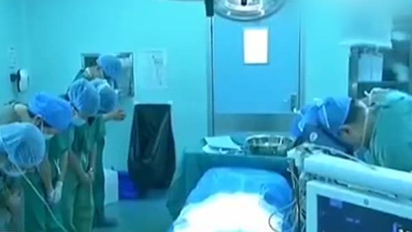 3岁男童离世，护士父母含泪捐献器官