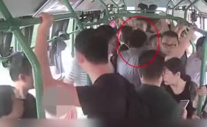男子公交车偷窥拍摄女子胸部，被拽住