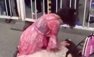 北京机场一女孩脖子卡栅栏晕倒窒息，过路陌生女子紧急施救