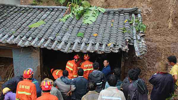 云南镇沅暴雨致山体滑坡，两名群众被埋