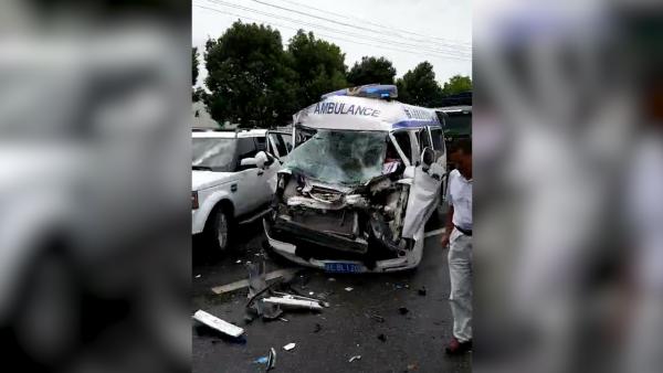 救护车追尾危化品车，司机和医护受伤
