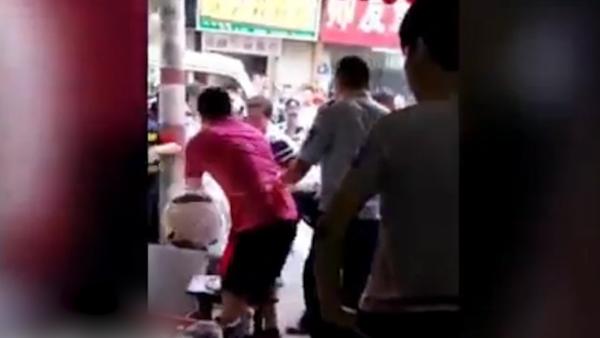 占道经营,店主滚油汤泼城管致5伤