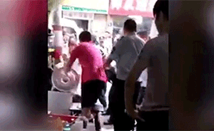占道经营,店主滚油汤泼城管致5伤