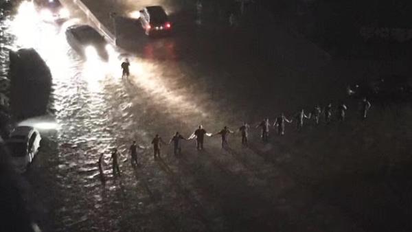 北京房山：街道被淹，武警手拉手筑人墙
