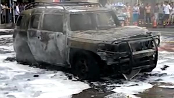 越野车行驶中突然爆炸,驾驶员重伤