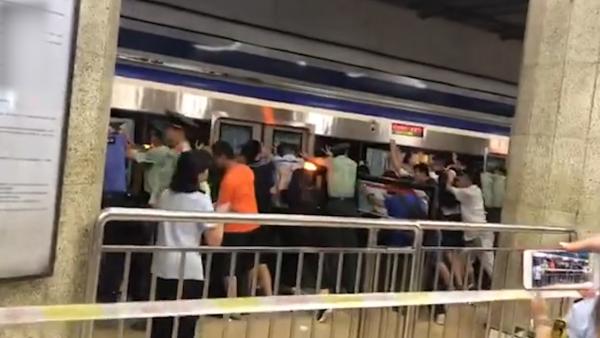 北京：乘客被卷站台缝隙，众人推动地铁