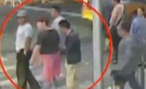 游客天安门看升旗被盗:视线一遮钱没了