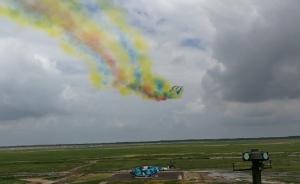 航空飞镖比赛开放日,战机空中拉出彩虹