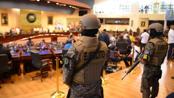 萨尔瓦多军警持枪闯议会：改善武器装备