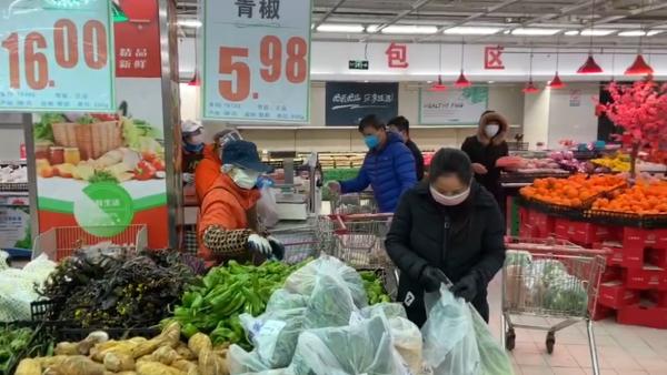 武汉超市探访：出一人进一人，不涨价