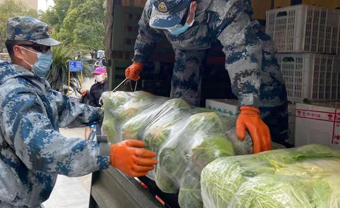 全民战疫｜驻鄂部队每日为武汉超市配送蔬菜，保障市民需求