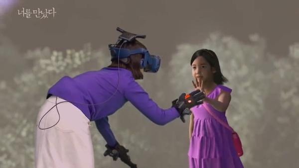 韩国母亲VR与逝世女儿重逢：想握你的手