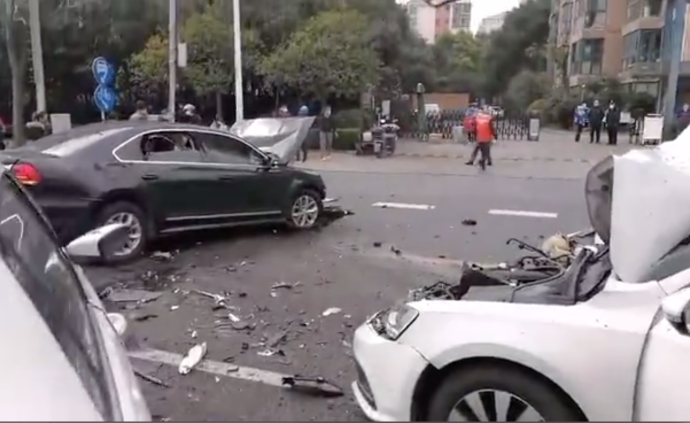 上海浦东东方路发生三车事故，四人受伤