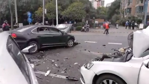 上海浦东东方路发生三车事故，四人受伤
