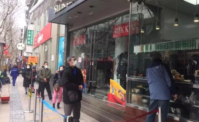 上海这家老字号门口画“一米线”，顾客排队保持一米距离