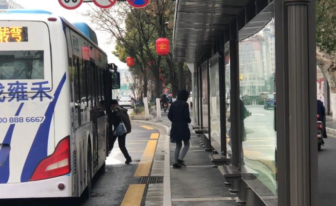 南京公交分时段停运，高峰乘坐需戴口罩
