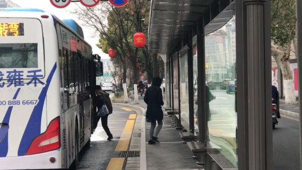 南京公交分时段停运，高峰乘坐需戴口罩