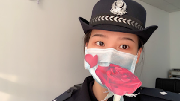 疫情下的警察爱情故事：爱心口罩和纸玫瑰