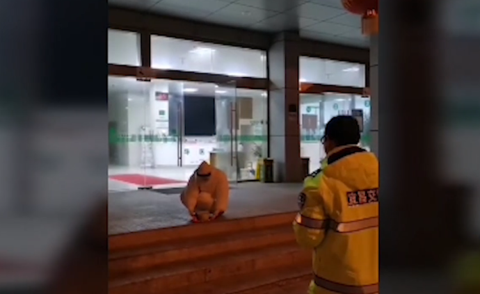 晚飯放地上，醫護打手勢讓民警丈夫后退