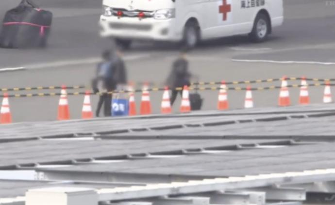 日本郵輪首批乘客離船,坐公共交通回家