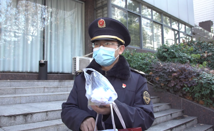 “抗疫夫妻”家人隔離即將斷藥,民警幫送