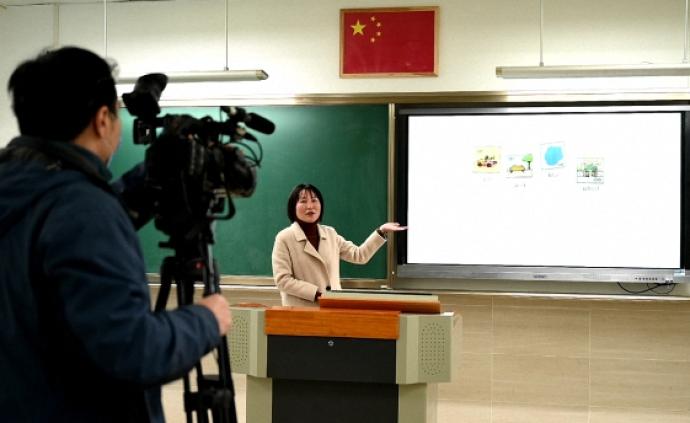 如何让学生“见屏如面”？探营上海141门网课录制现场