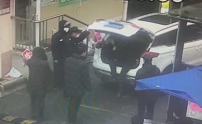 两名男子进小区串门遭拒又躲进后备厢，保安叫来上海民警