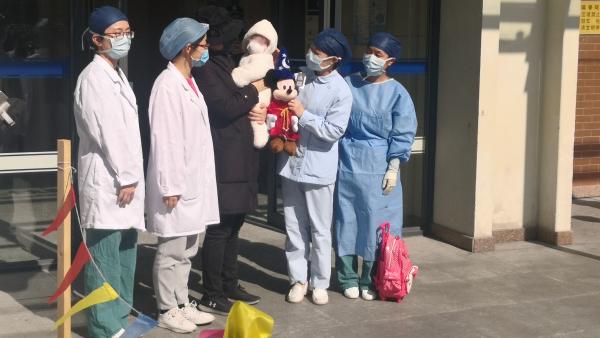 上海最小新冠肺炎患者，7个月女婴出院
