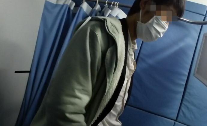 手持测温枪、假发票，上海一男子在医院门口诈收停车费被行拘