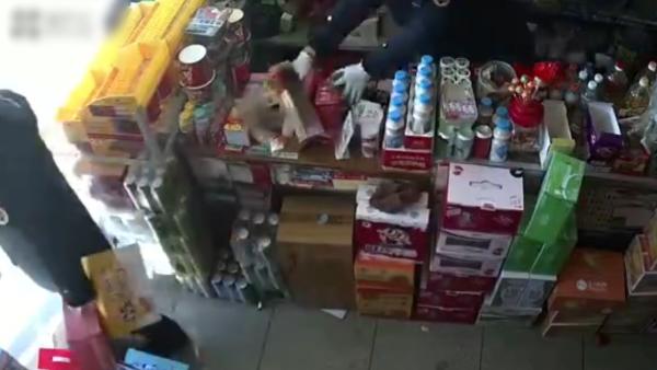 鄂州发布：城管扣押店铺商品，执法不严谨