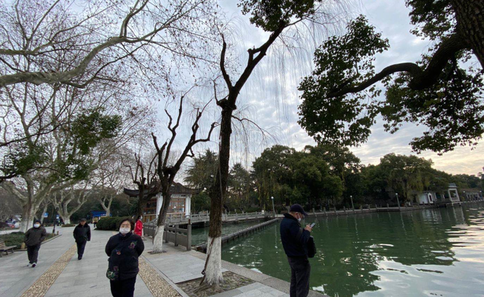 杭州西湖景区恢复开放第一天，游客两千人次戴着口罩探春