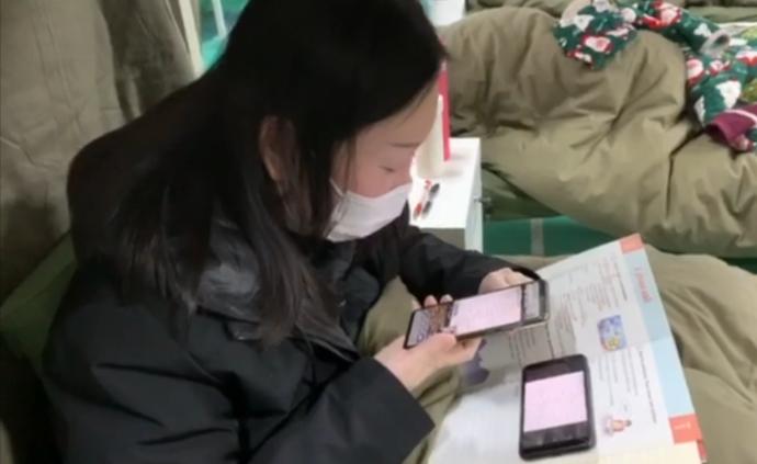 在方艙丨開學第一課，英語老師在病床直播