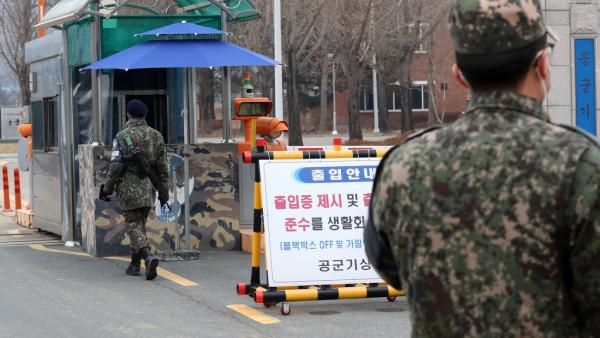 韩国海陆空三军均现疫情，限制士兵外出