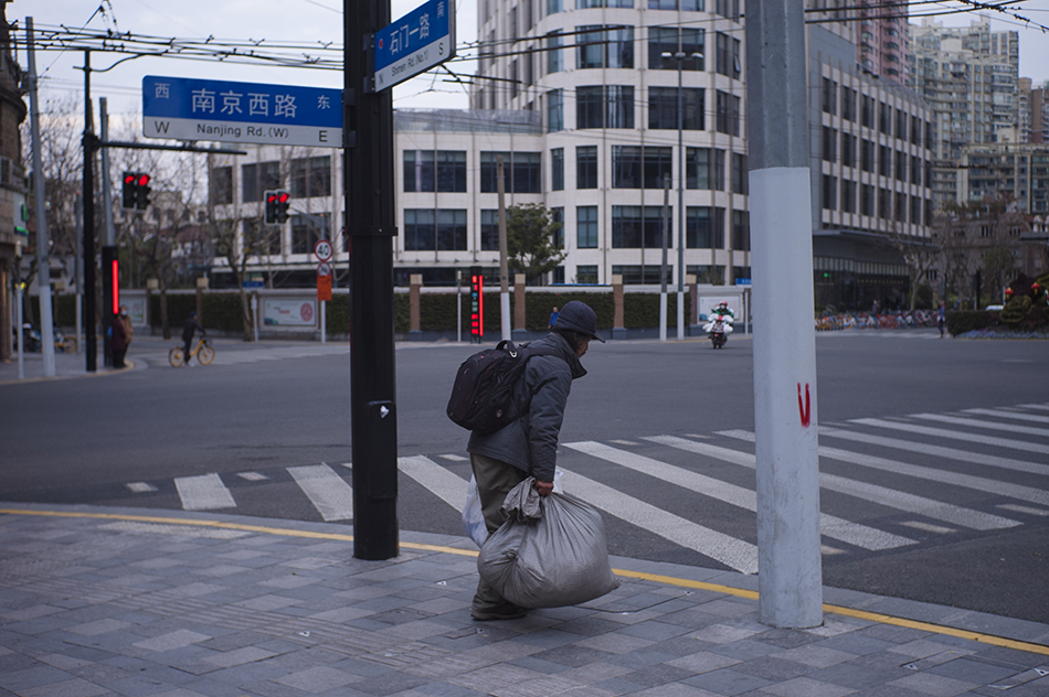 南京西路上的行人