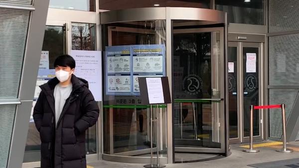 在韩中国学生：延迟开学口罩消毒液难买