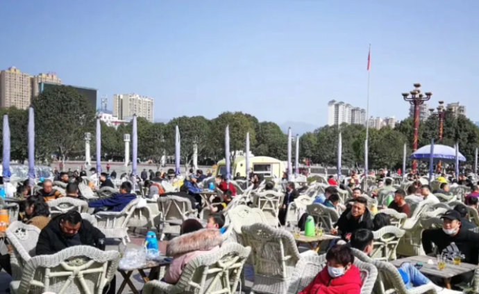 四川广元市民摘口罩扎堆喝坝坝茶，官方连夜发布紧急公告