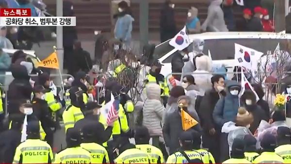 首尔近千人集会四小时，市长到场阻止