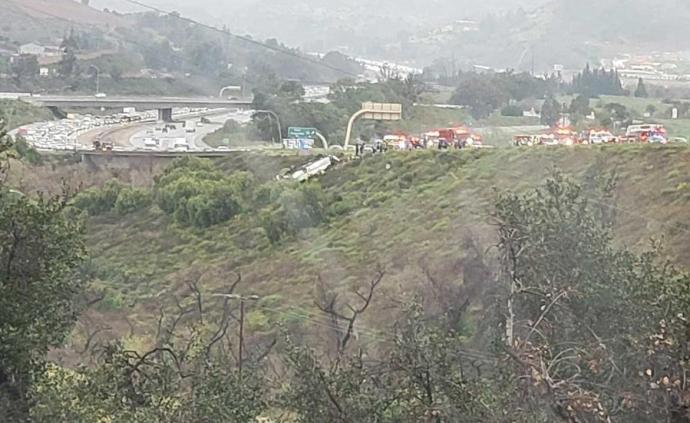 美国南加州一旅游巴士翻车，已致3死18伤