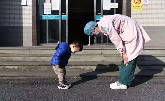 护士谈与2岁小患者互相致礼：爷爷叫他谢我们，他突然鞠躬 
