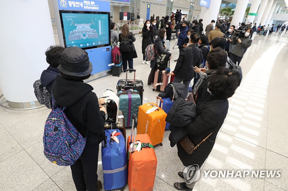 2月23日下午，在以色列被禁止入境的韩国公民返回仁川国际机场。 韩联社