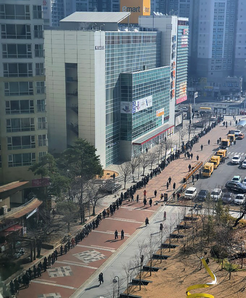 2月24日，韩国大邱，大邱易买得庆山店前，市民们为了买口罩排起了长队。