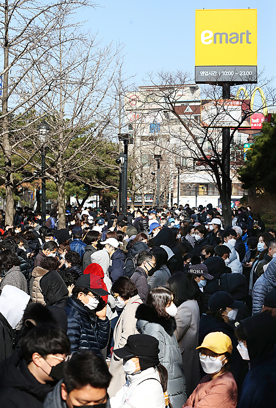 24日上午，韩国大邱民众排队买口罩（《庆北日报》）