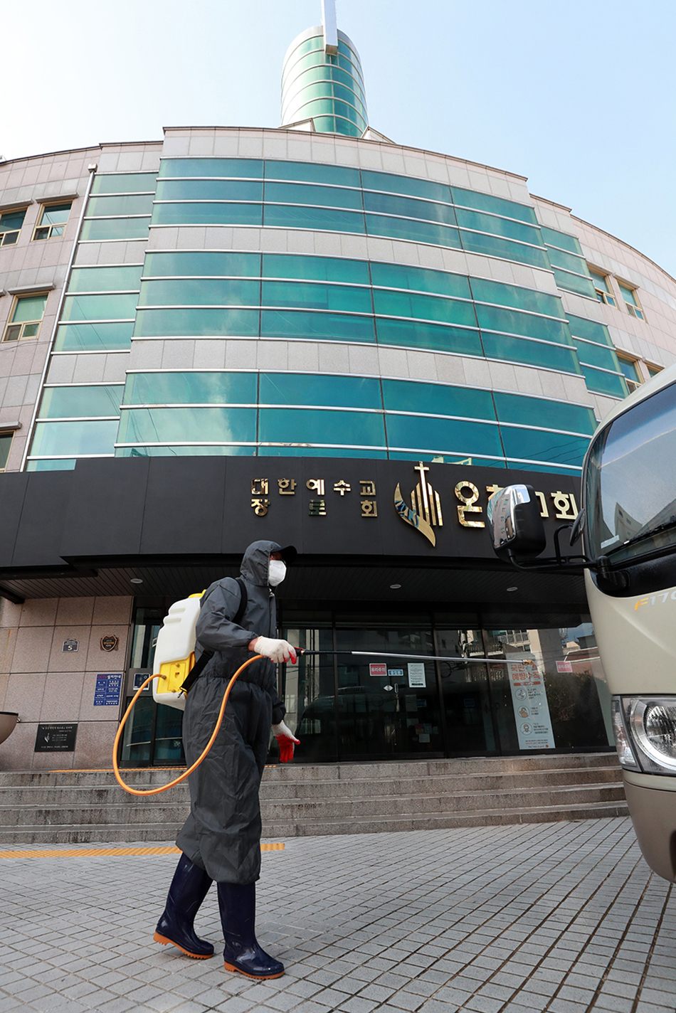 2月24日，韩国釜山，东莱区温泉教会所在地，防疫人员消杀作业。到目前为止，温泉教会共有22名信徒确认感染新冠病毒。