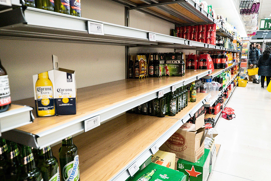 当地时间2月23日，意大利米兰，Esselunga超市内许多商品被抢购一空-4