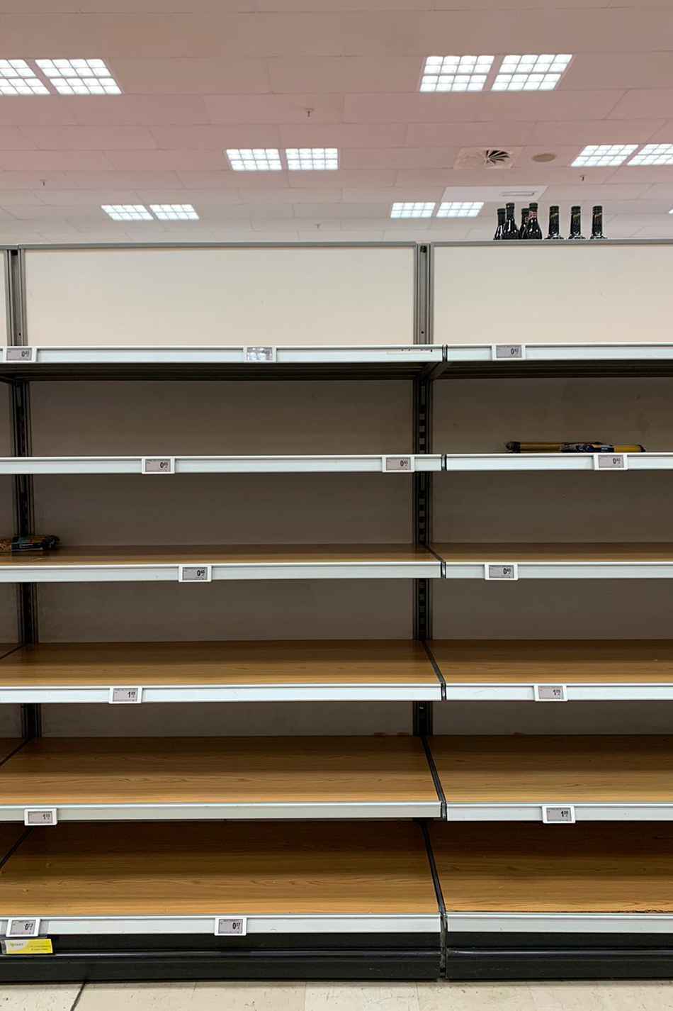 当地时间月23日，意大利米兰，Esselunga超市内许多商品被抢购一空-2