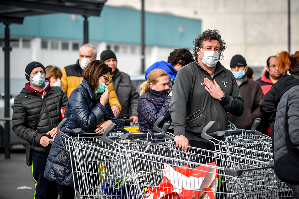 当地时间2月23日，意大利伦巴第大区洛迪省，Casalpusterlengo 小镇一家大型超市，当地居民排队购买生活物资。-2-3