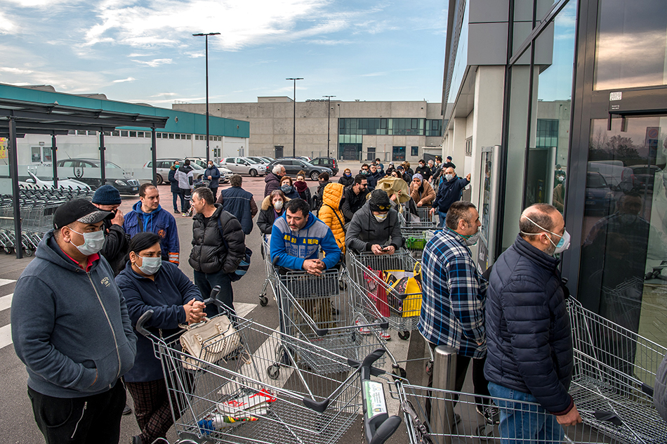 当地时间2月23日，意大利米兰，米兰市郊一家Lidl超市，民众排队购买物资。