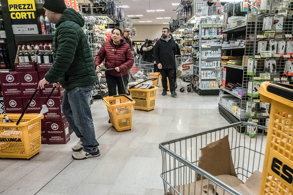 当地时间2020年2月23日，意大利米兰，米兰一家超市内，民众涌入超市囤积食材和生活用品。-2