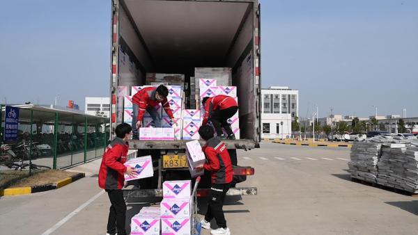 澎湃新闻向武汉捐赠700余箱生活物资