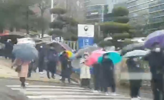 在场丨韩国大邱：市民排千米长队买物资